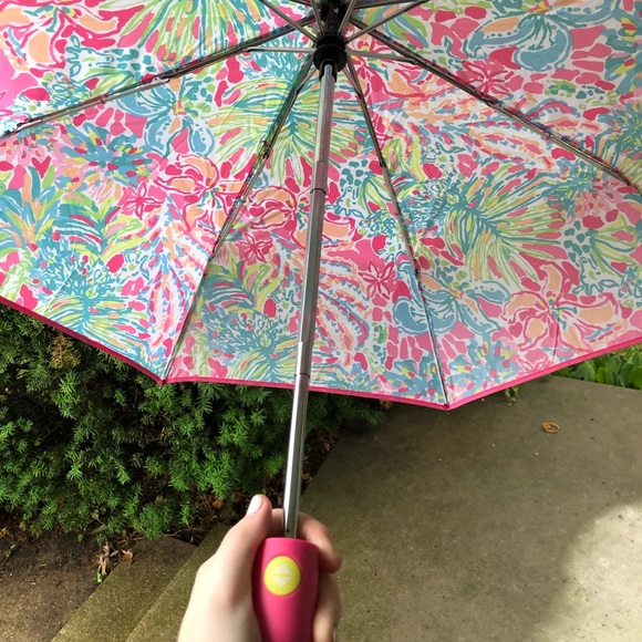 ❌SOLD❌ Lilly Pulitzer Spot Ya Travel Umbrella - Picture 2 of 5